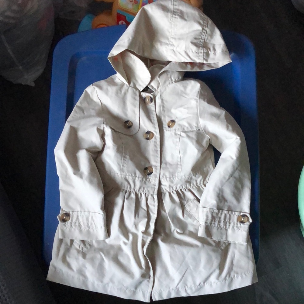 OshKosh Bigosh Trench Coat in tan, 5T gently loved